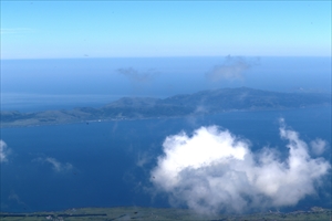 山頂から北側の景色（礼文島が海に浮かんでいるように見えました）