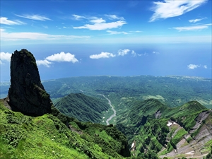 山頂（北峰）周辺から西側の景色（ロウソク岩（写真左）と断崖絶壁斜面（写真右））