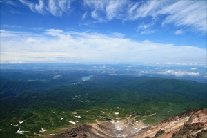 旭岳山頂から臨む忠別湖