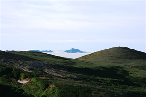 ニペソツ山と緑岳（写真中央ニペソツ山、写真右緑岳）