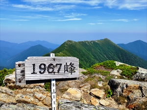 写真の説明：1967峰山頂（手前の山は、ピパイロ岳）