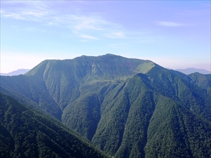 ヌカビラ岳から臨む幌尻岳