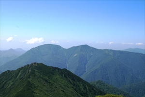 1967峰山頂から臨むチロロ岳（中央右）