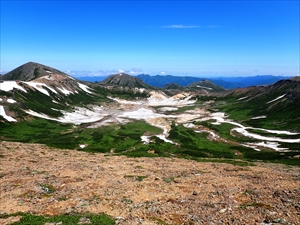 御鉢平と周辺の山（左から、北鎮岳、凌雲岳、桂月岳、黒岳）