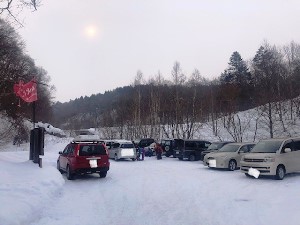 冬の森を楽しむ人たちで週末には駐車場も満車になります
