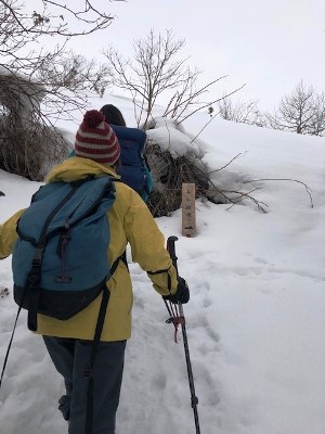 この雪の下に子午標が、、、夏の再訪の楽しみにします