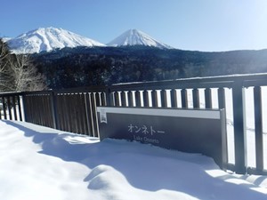 オンネトーの展望デッキからの撮影：左山は雌阿寒岳 右山は阿寒富士