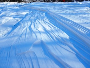 波打つ雪