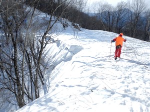 雪庇をよけて進む