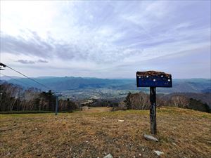 日高国際スキー場の頂上、日高の町が一望できます。