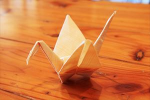 私も久しぶりに折り紙を折ってみようかということで、「鶴」を作ってみました。