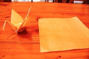 木の折り紙と鶴