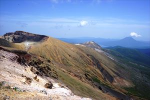 阿寒富士の山頂からは、雌阿寒岳、雄阿寒岳、阿寒湖まで広く見渡すことができました。