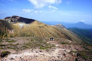 阿寒富士下山中も雌阿寒岳の雄姿を眼下に収めながら、雄大な景色を十分に堪能できました。