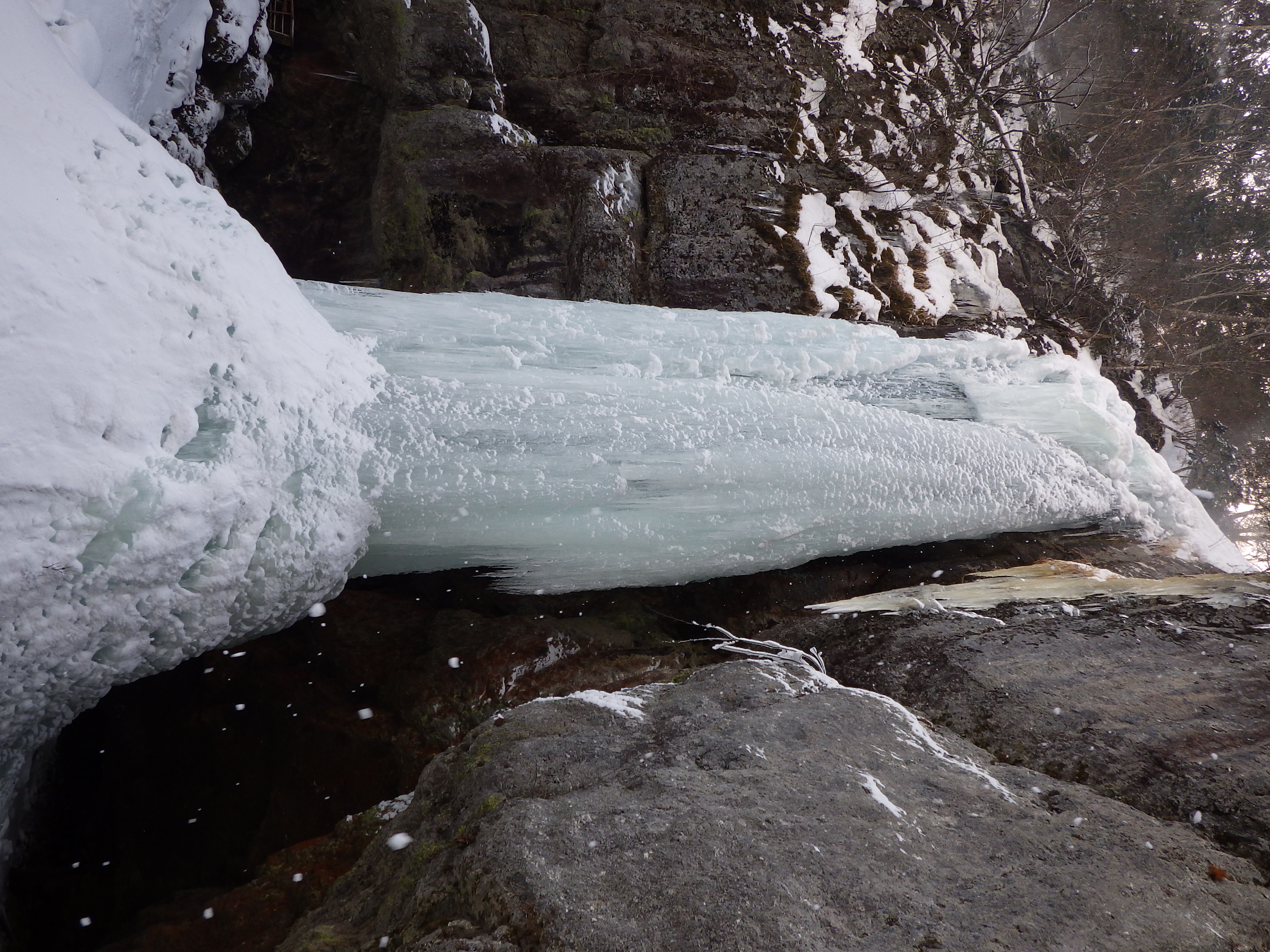 高さ28mから流れ落ちる滝の近景