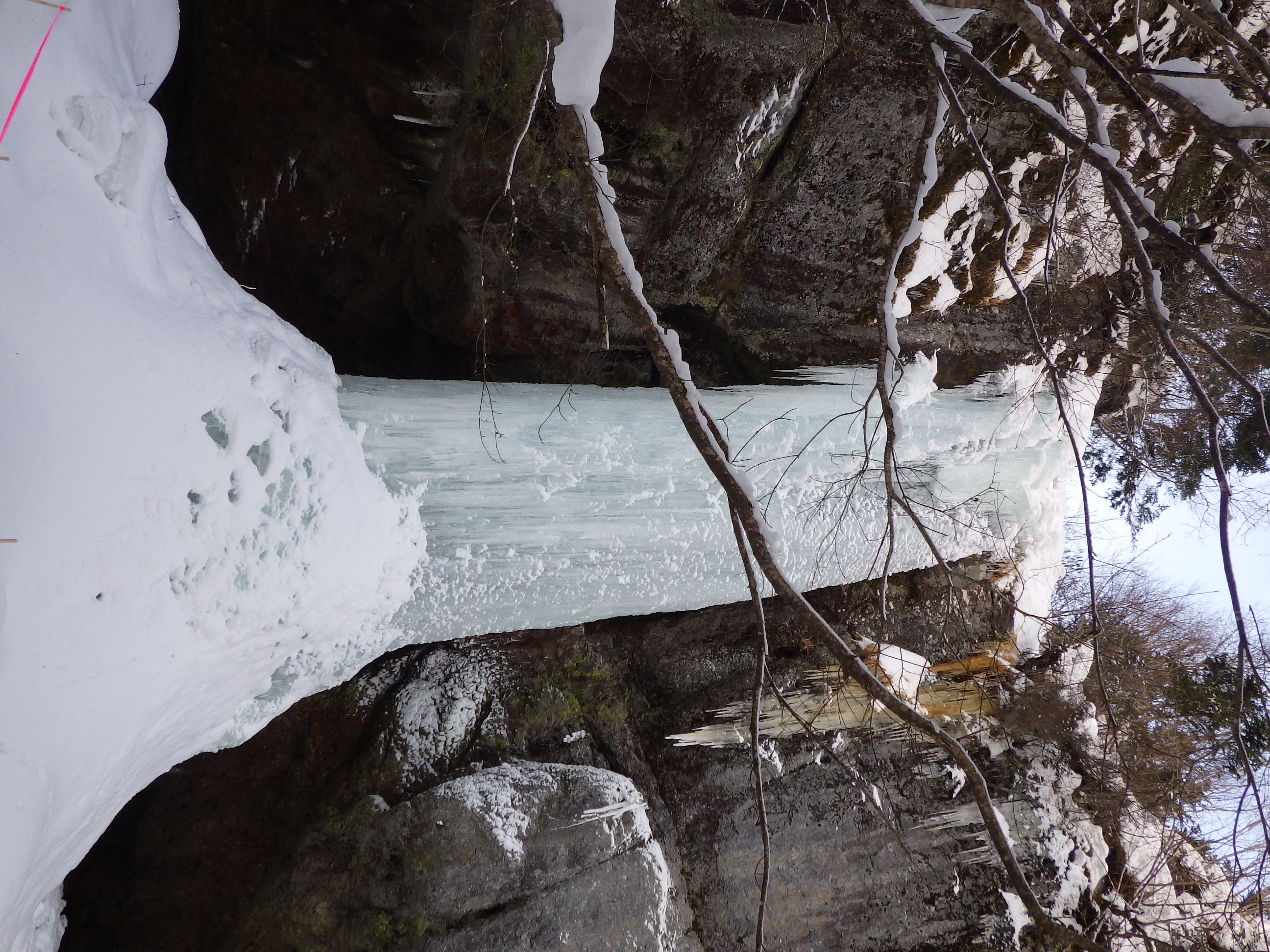 高さ28mから流れ落ちる滝の中央からの近景