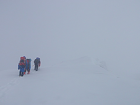 例年ならこの時期、スキー愛好者で賑わう三段山も今年は積雪が少なくてまだまだ藪が出ています。