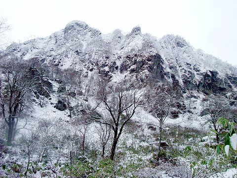 山頂直下の雄鉾岳。大きなデブリ（雪崩の跡）があり、ここで引き返しました。残念!