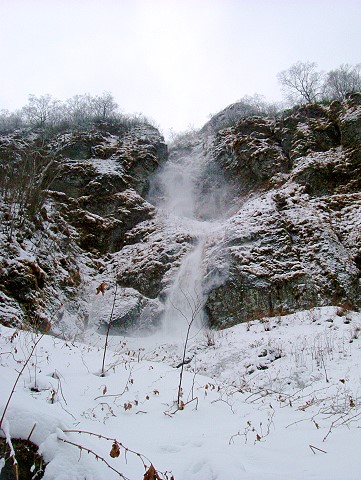 滝のようにルンゼ（岩溝）を雪が流れ落ちています。