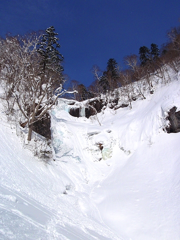 支笏湖に注ぐ、清流モンルウン美笛川にある滝。高さは50m以上、3段になって流れ落ちる滝です。