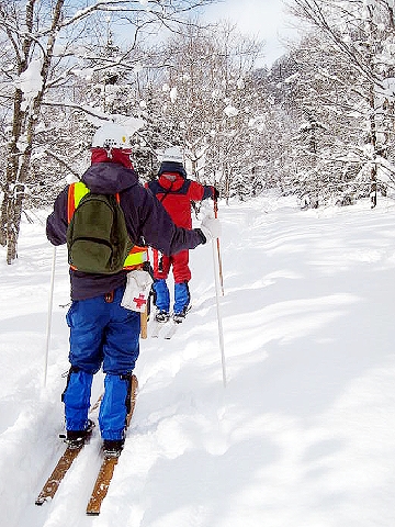 それから、山仕事用のゾンメルスキーに履き替えて、湯気を立ち上らせながら山を登ります。