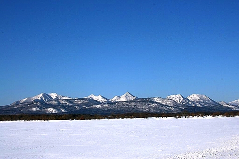 標津山地全景（中央のきれいな三角が武佐岳）