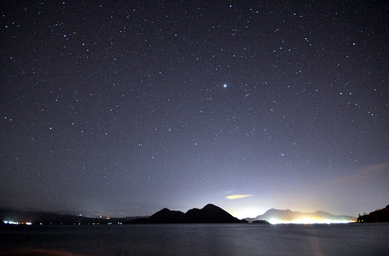 満天の星空の下に中島のシルエットがクッキリ