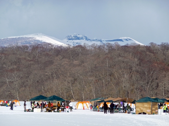 樽前山を望むポロト湖