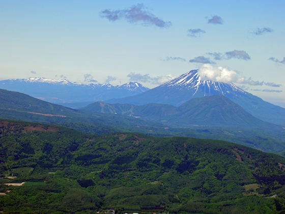 羊蹄山の左手にニセコ連山、手前にルスツリゾート（尻別岳）を望む