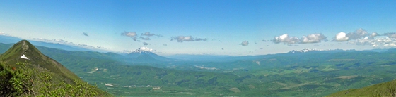羊蹄山右手に、無意根山、定山渓天狗岳など札幌近郊の山々を望む。