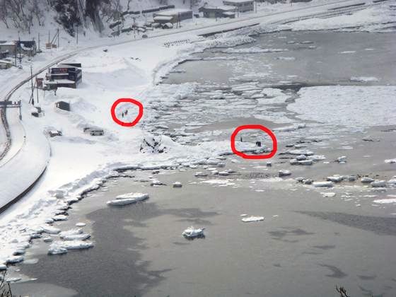 流氷の上で、ドライスーツを着込んでウォーキングをする人たち