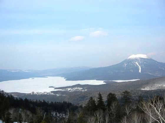 右側山は雄阿寒岳、中央に見えるのは温泉街と阿寒湖畔湖