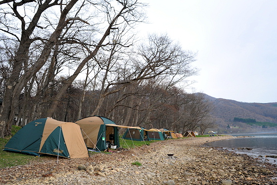 湖畔のテントの混み具合は夏休みのようです