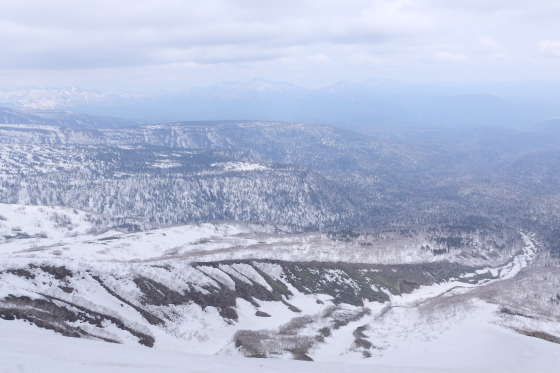 急峻かつ山裾が広いため、広大で高度感のある登山が楽しめます