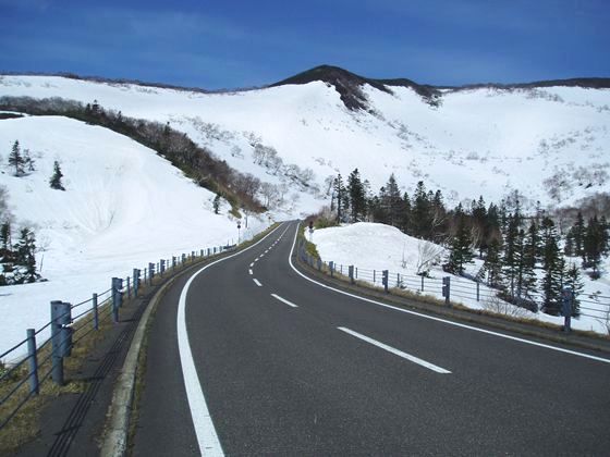 除雪されていますが、山肌には雪がまだまだあります