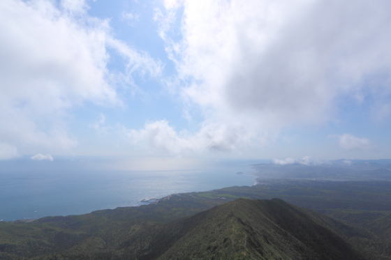 山頂付近から浦河方面を望む