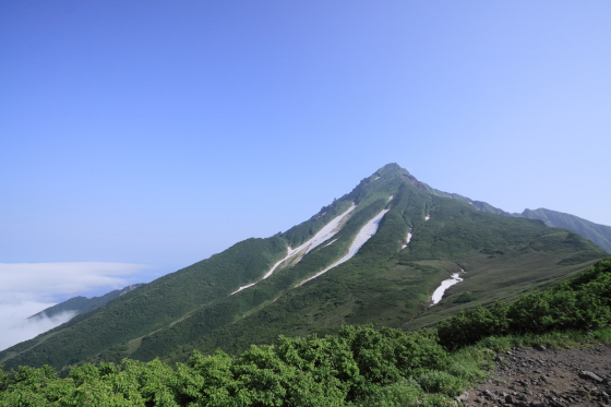 下山時に8合目の長官山からみた山頂