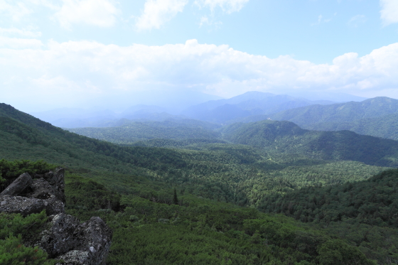 気軽に登れる山ですが、稜線歩きはそれなりに高度感があります