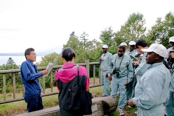 展望所から支笏湖、樽前山などの地形や過去の噴火について説明