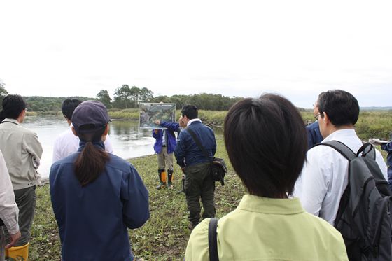 開発局が実施している茅沼の旧川復元事業を説明