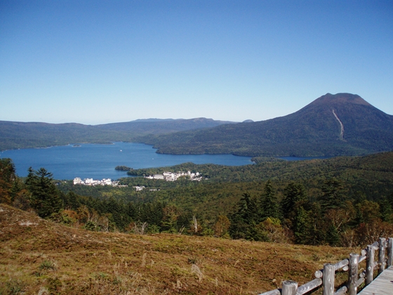 白湯山展望台から撮影（左側阿寒湖、中央温泉街、右側雄阿寒岳）