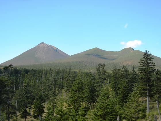 左側は阿寒富士、中央から右側は雌阿寒岳