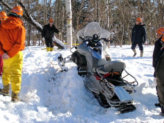 雪にはまったスノーモービルの脱出講習