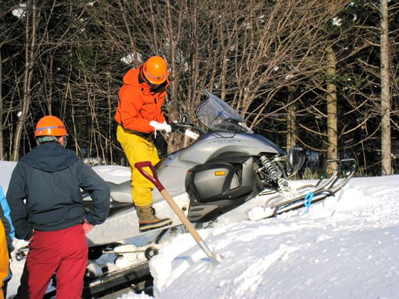 トレーラーへのスノーモービル積み込み練習