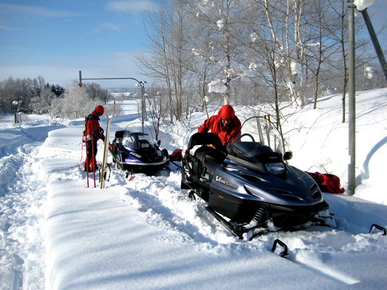 スコップなどの緊急用具や、スキーや輪尺などの作業道具を積み込みます