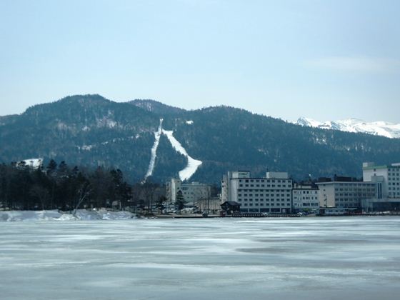 中央山の白く見える箇所は、阿寒湖畔国設スキー場です、右側に見えている山は、雌阿寒岳です。