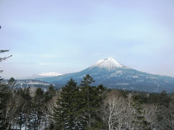 中央に見えるのは、雄阿寒岳、左に見える山は、雌阿寒岳です。