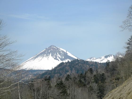 中央に見えるのは、阿寒富士、右に見えるのは、雌阿寒岳です。