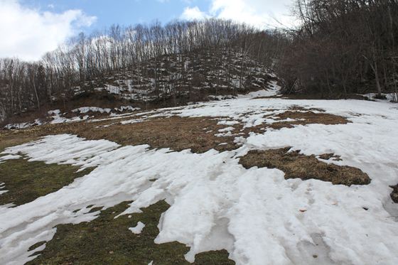 雪の残る旧三笠山スキー場です。