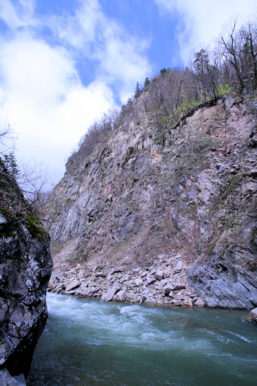 定山渓の渓谷を流れる豊平川は、山々からの雪解け水が集まり、轟音をたてて流れていました。